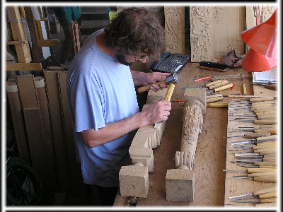 Alain Lodomez sculptant une boiserie